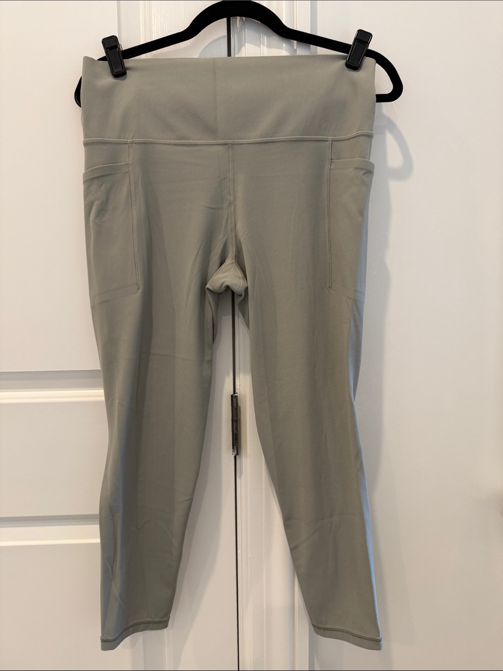 Athleta Salutation 7/8 Tight in Sage Green Size L